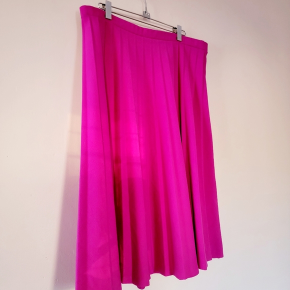 • VINTAGE FUCHSIA PLEATED POLY MIDI • - Picture 3 of 9